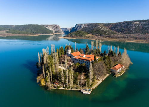 Visovac – Gospin otok duhovnosti i tišine u srcu Krke