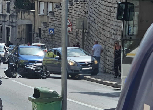 U prometnoj nesreći u Šibeniku 52-godišnji motociklist koji je vozio pod utjecajem alkohola teško ozlijeđen