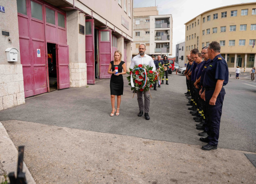 Polaganjem vijenaca ispred Vatrogasnog doma u Šibeniku odana počast stradalim vatogascima