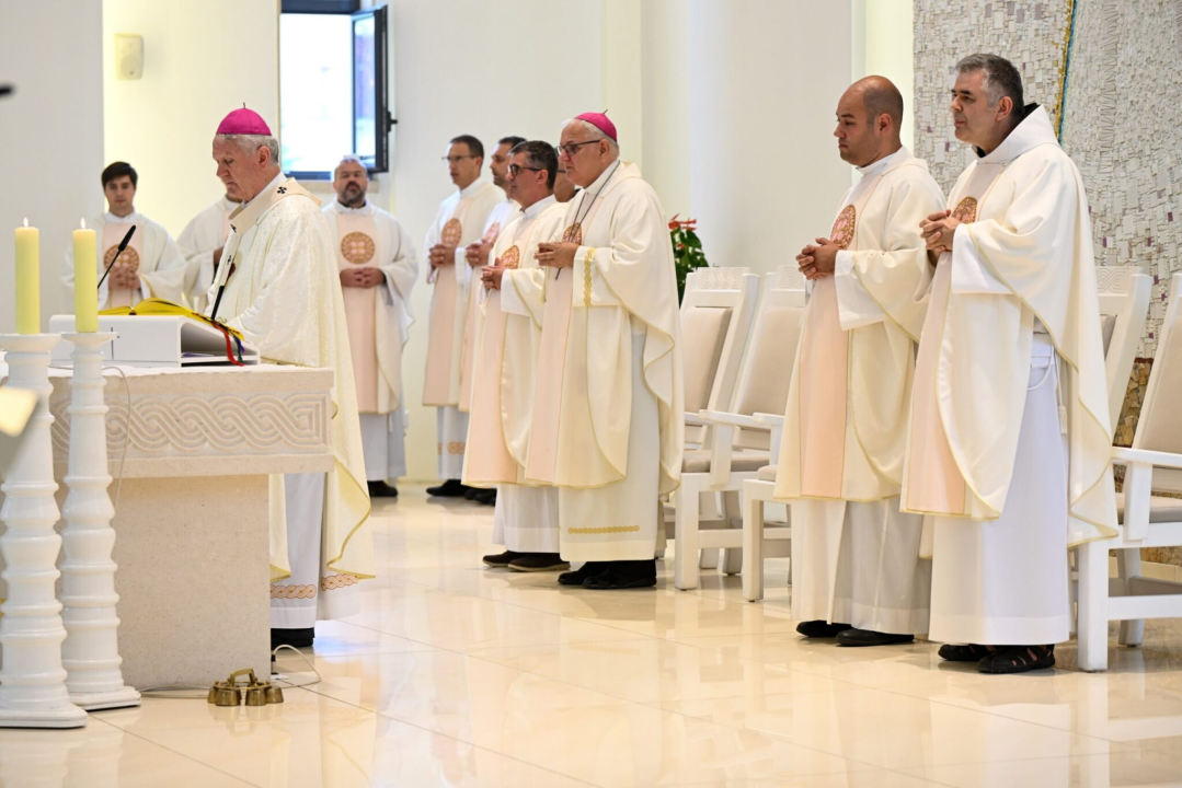 Preko 400 redovnika i redovnica okupilo se u Kninu