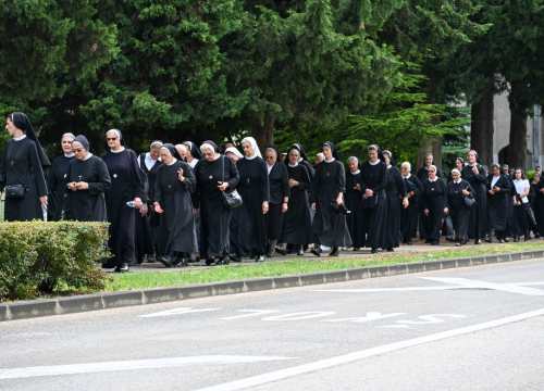 Preko 400 redovnika i redovnica okupilo se u Kninu na nacionalnom hodočašću