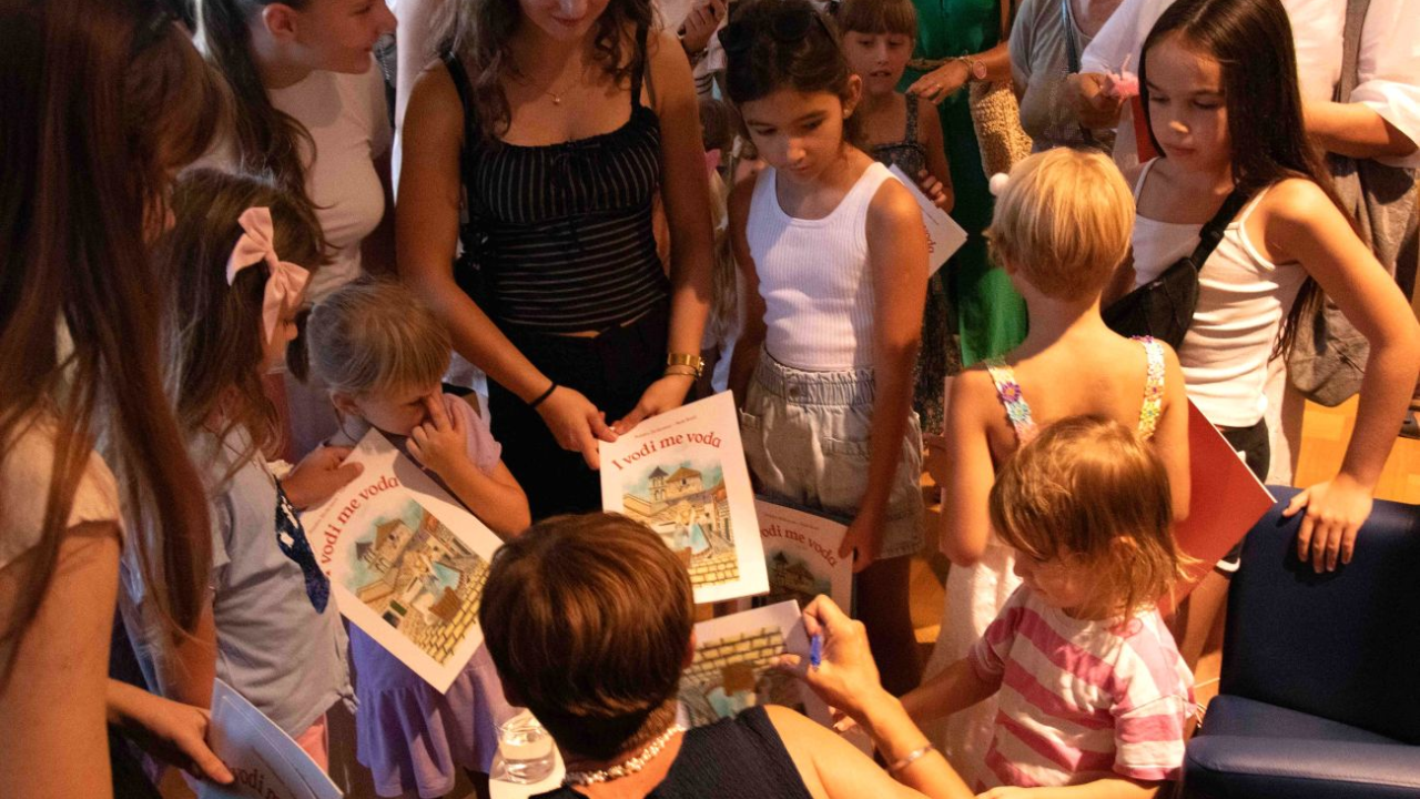 'I vodi me voda': U Vodicama održana promocija zavičajne slikovnice odgajateljice Sandre Strikoman