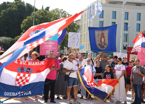Prvi 'Hod za život' održan u Šibeniku: Od katedrale preko rive do Poljane