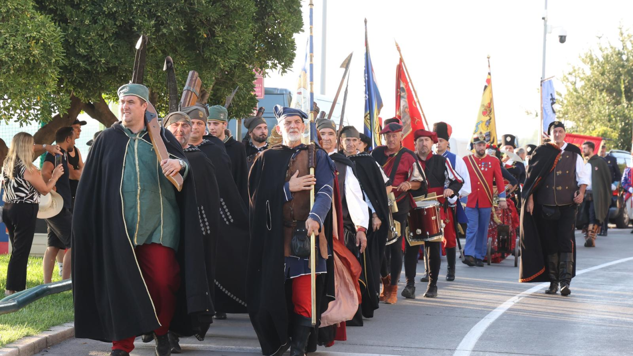 Šibenik osvojile povijesne postrojbe: Prodefilirale gradom i vratile u povijest
