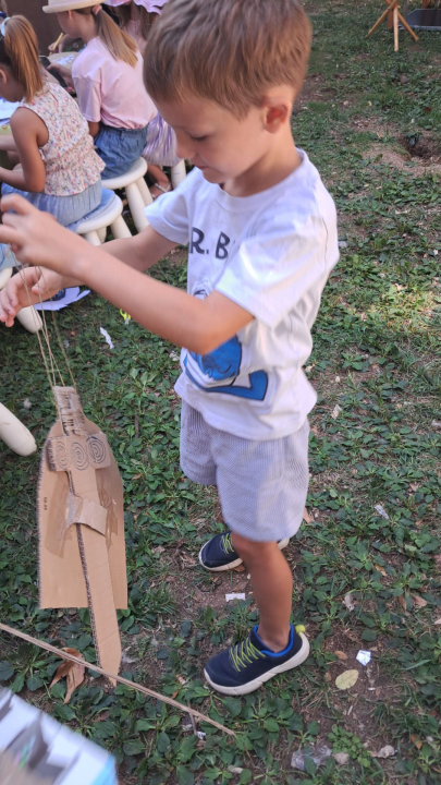 Mališani izrađivali mačeve i štitove ispred šibenskog Muzeja