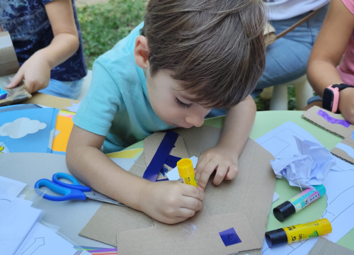 Fotografija 4 - Mališani izrađivali mačeve i štitove ispred šibenskog Muzeja