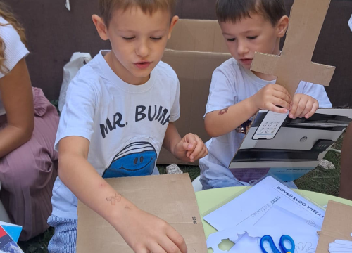 Fotografija 2 - Mališani izrađivali mačeve i štitove ispred šibenskog Muzeja