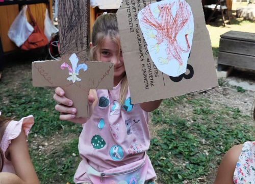 Fotografija 7 - Mališani izrađivali mačeve i štitove ispred šibenskog Muzeja