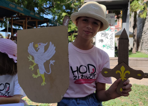 Fotografija 13 - Mališani izrađivali mačeve i štitove ispred šibenskog Muzeja