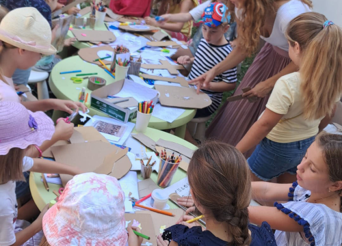 Fotografija 8 - Mališani izrađivali mačeve i štitove ispred šibenskog Muzeja