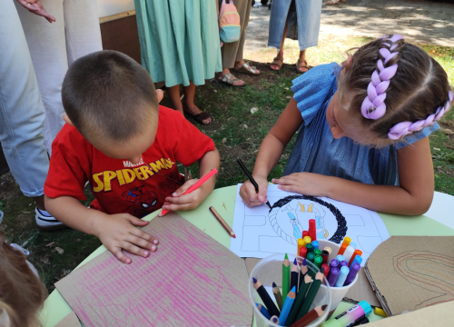 Fotografija 9 - Mališani izrađivali mačeve i štitove ispred šibenskog Muzeja