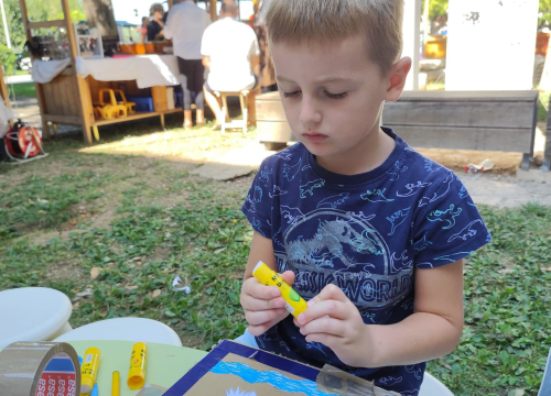 Fotografija 16 - Mališani izrađivali mačeve i štitove ispred šibenskog Muzeja