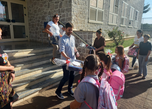 Pirovački prvašići dobili prigodne poklone: Načelnik Gulam jutros pozdravio sve školarce