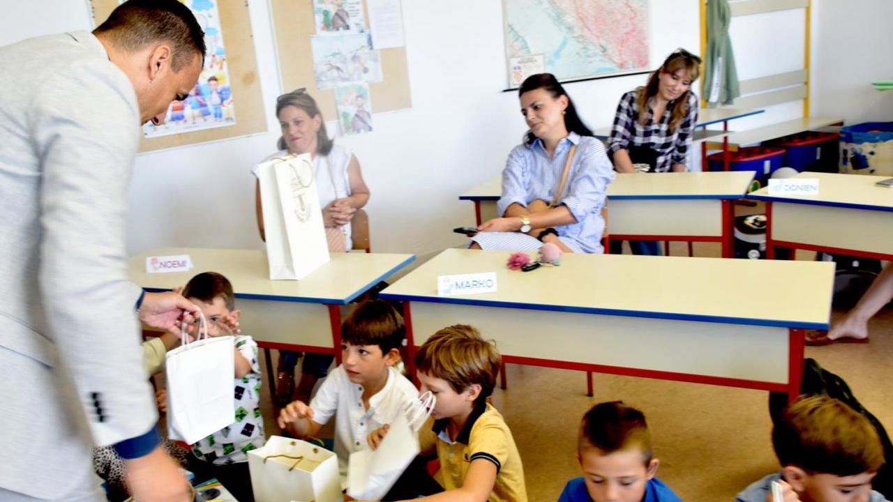 U županiji ove godine u školske klupe sjelo 20-prvašića manje nego lani, župan Rakić posjetio one u Tisnom