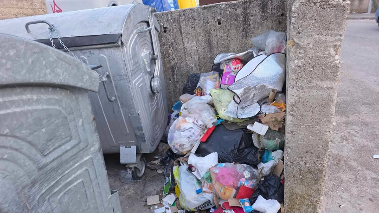 Na Šubićevcu gomila smeća stoji već tri tjedna: 'Rekao je da neće pokupiti, nego da će skupo naplatiti cijeloj ulici'