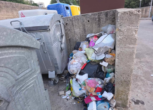 Na Šubićevcu gomila smeća stoji već tri tjedna: 'Rekao je da neće pokupiti, nego da će skupo naplatiti cijeloj ulici'