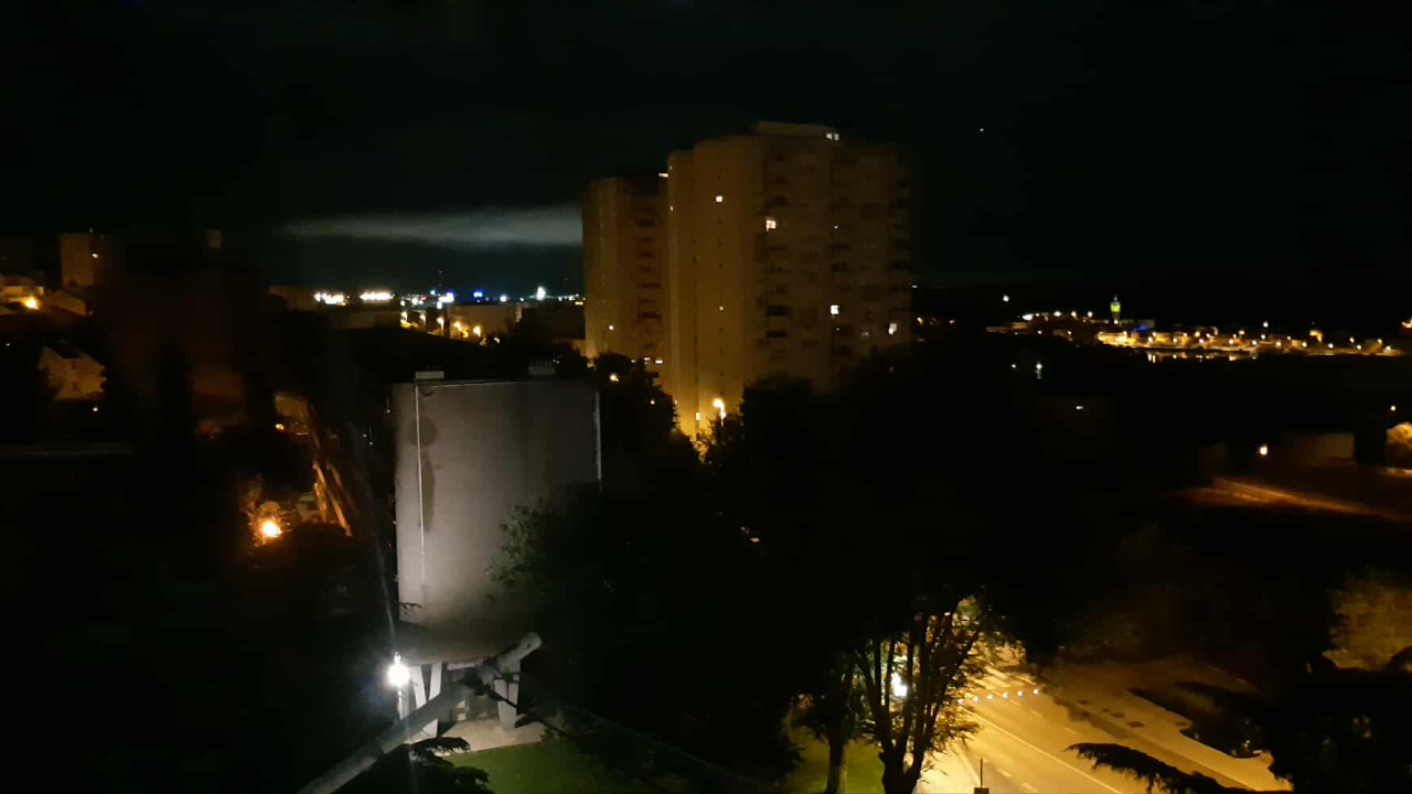 Šibenski vatrogasci cijelu noć gasili požar u tvorničkoj hali Impol TLM-a