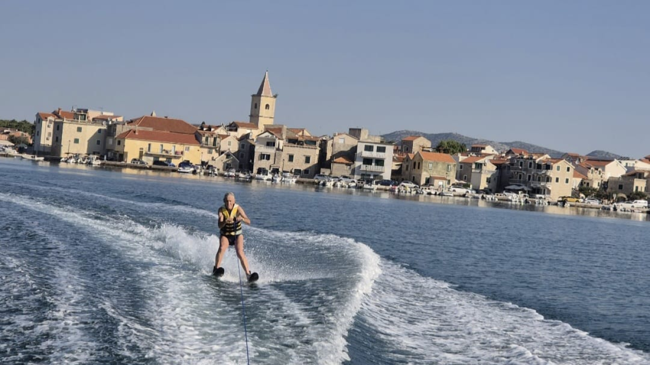 Bruno u Pirovcu ljetuje preko 20 godina, a skijanje na moru u 88. godini pomaže mu da ostane vitalan