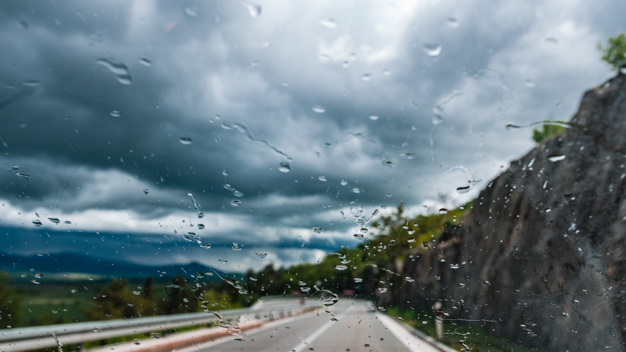 Zbog vodenih bujica otežano se vozi na cestama u Gorskom kotaru i Primorju