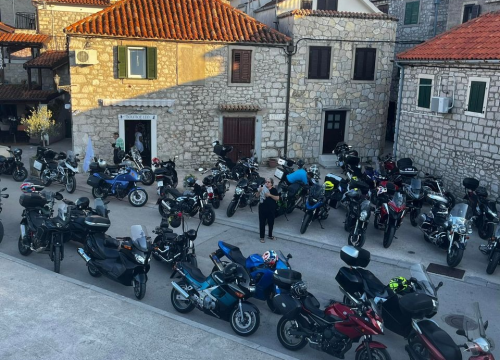 Tribunj danas postaje središte moto zabave. 16. Moto-party ove godine posvećen osnivaču Predragu Novkoviću