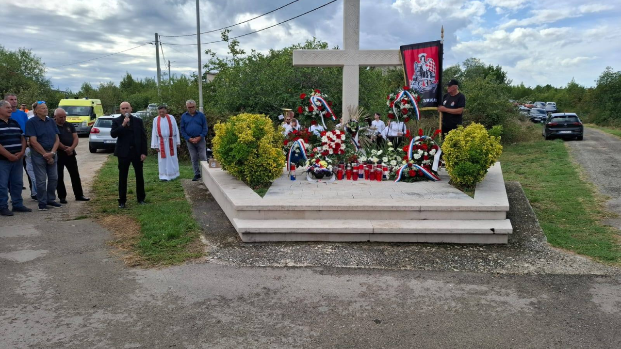 U Velikoj Glavi položeni vijenci u spomen na poginule branitelje
