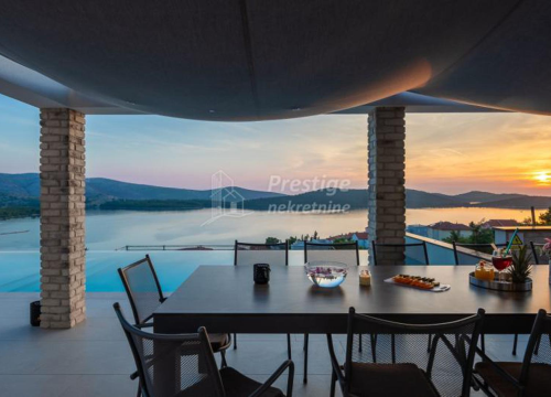 Fotografija 11 - Vila iz snova na prodaju u Žaboriću: 12 soba, terasa s jacuzzijem, privatni sportski teren...