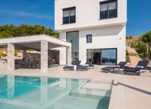 Fotografija 7 - Vila iz snova na prodaju u Žaboriću: 12 soba, terasa s jacuzzijem, privatni sportski teren...