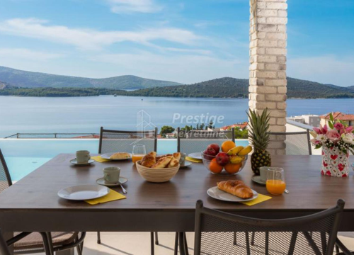 Fotografija 2 - Vila iz snova na prodaju u Žaboriću: 12 soba, terasa s jacuzzijem, privatni sportski teren...