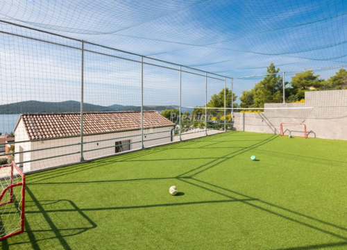 Fotografija 10 - Vila iz snova na prodaju u Žaboriću: 12 soba, terasa s jacuzzijem, privatni sportski teren...