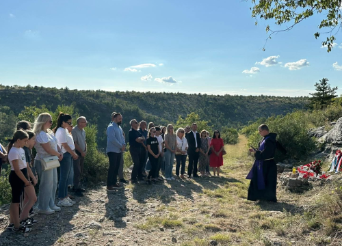Fotografija 3 - Putom prognanika: Drniš odaje počast žrtvama Domovinskog rata