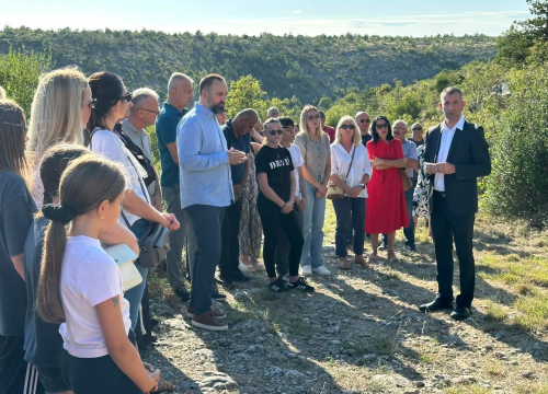 Fotografija 4 - Putom prognanika: Drniš odaje počast žrtvama Domovinskog rata