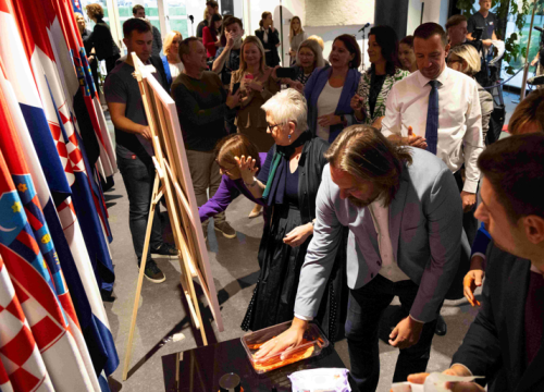 Zastupnici otiscima dlanova na platnu simbolički poručili 'Stop nasilju nad ženama'