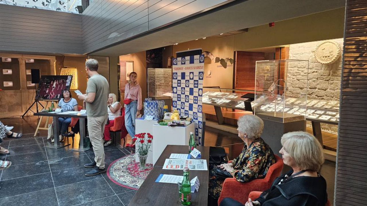 Torbica 'Šibenka' s poznatim plavo-bijelim uzorkom suvenir je koji oživljava sjećanje na slavne dane