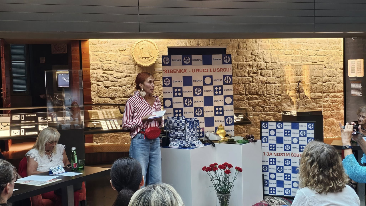 Torbica 'Šibenka' s poznatim plavo-bijelim uzorkom suvenir je koji oživljava sjećanje na slavne dane