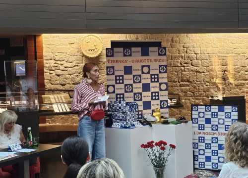 Torbica 'Šibenka' s poznatim plavo-bijelim uzorkom suvenir je koji oživljava sjećanje na slavne dane