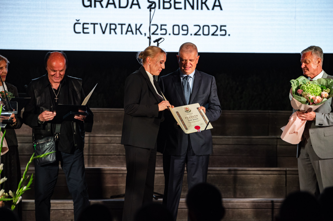 FOTO Franka Baranović Nagradu Grada Šibenika posvetila majci: 'Šibenik je utkan u moje gene i ovo je za mene posebna čast'