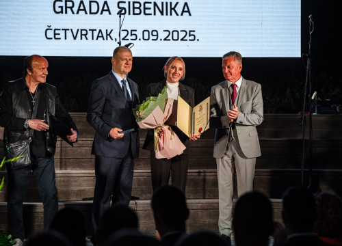 Fotografija 48 - FOTO Franka Baranović Nagradu Grada Šibenika posvetila majci: 'Šibenik je utkan u moje gene i ovo je za mene posebna čast'