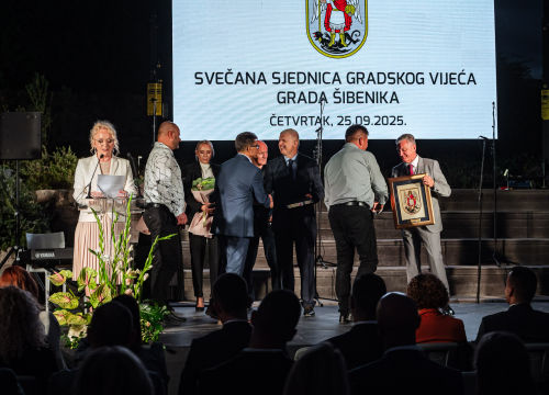 Fotografija 50 - FOTO Franka Baranović Nagradu Grada Šibenika posvetila majci: 'Šibenik je utkan u moje gene i ovo je za mene posebna čast'