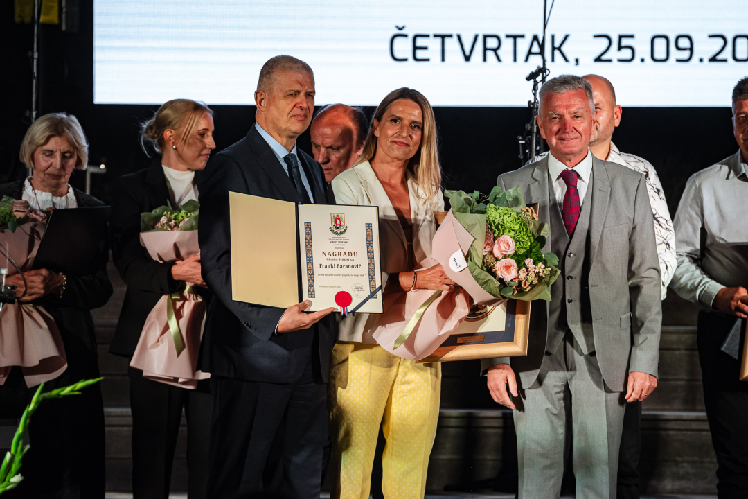 FOTO Franka Baranović Nagradu Grada Šibenika posvetila majci: 'Šibenik je utkan u moje gene i ovo je za mene posebna čast'