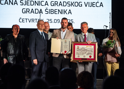 Fotografija 54 - FOTO Franka Baranović Nagradu Grada Šibenika posvetila majci: 'Šibenik je utkan u moje gene i ovo je za mene posebna čast'