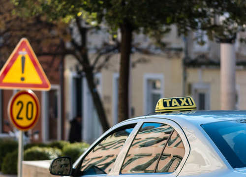 Prijavljen taksist koji je vožnju naplatio 124 eura, a nije ni imao vozačku