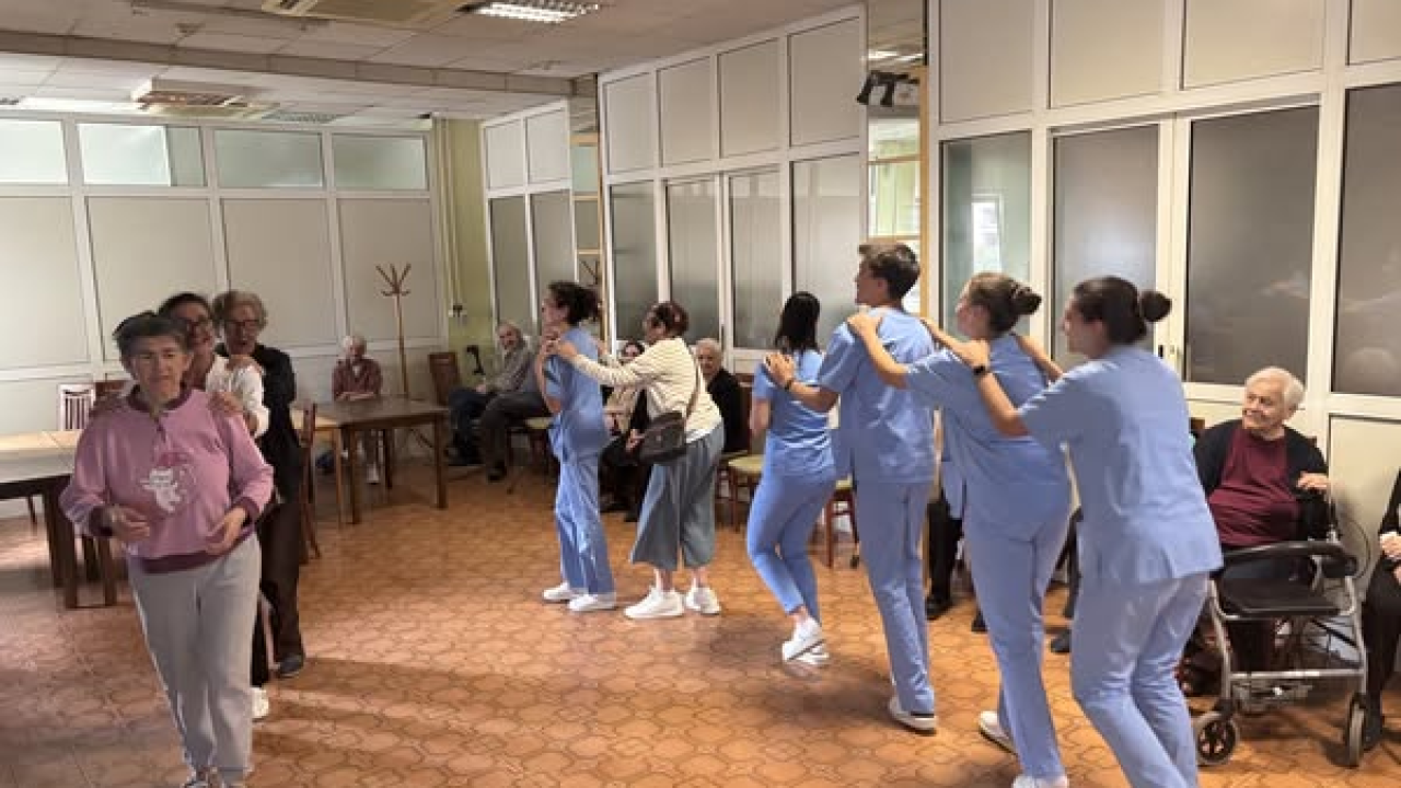 Učenici šibenske Medicinske škole razveselili korisnike Cvjetnog doma