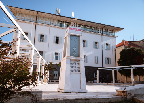 'Toranj' ispred Gradske uprave umjesto pružanja informacija vodi u svijet poroka