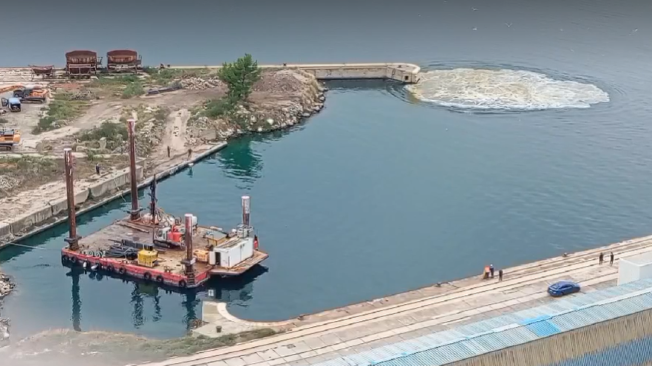 U tijeku radovi u šibenskoj luci: Pogledajte kako izgleda kada 'grune' ispod mora