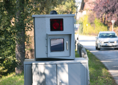 Snimljen u prometu pa izgubio razum: Razbio kameru i sad će platiti ogromnu kaznu!