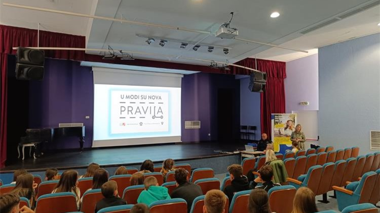 'Dva kotača nisu igračka': U šibenskoj Katoličkoj školi policajci podučavali o sigurnosti i poslali apel roditeljima