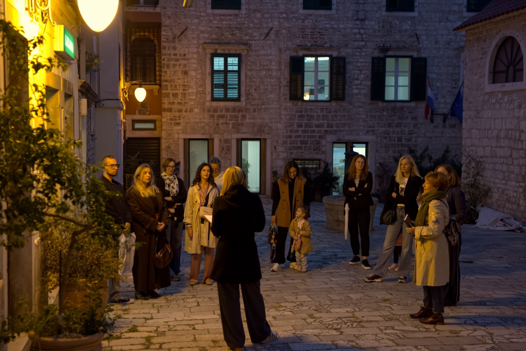 'Odrasli čitaju naglas': Održana šetnja Šibenikom uz prozu i poeziju