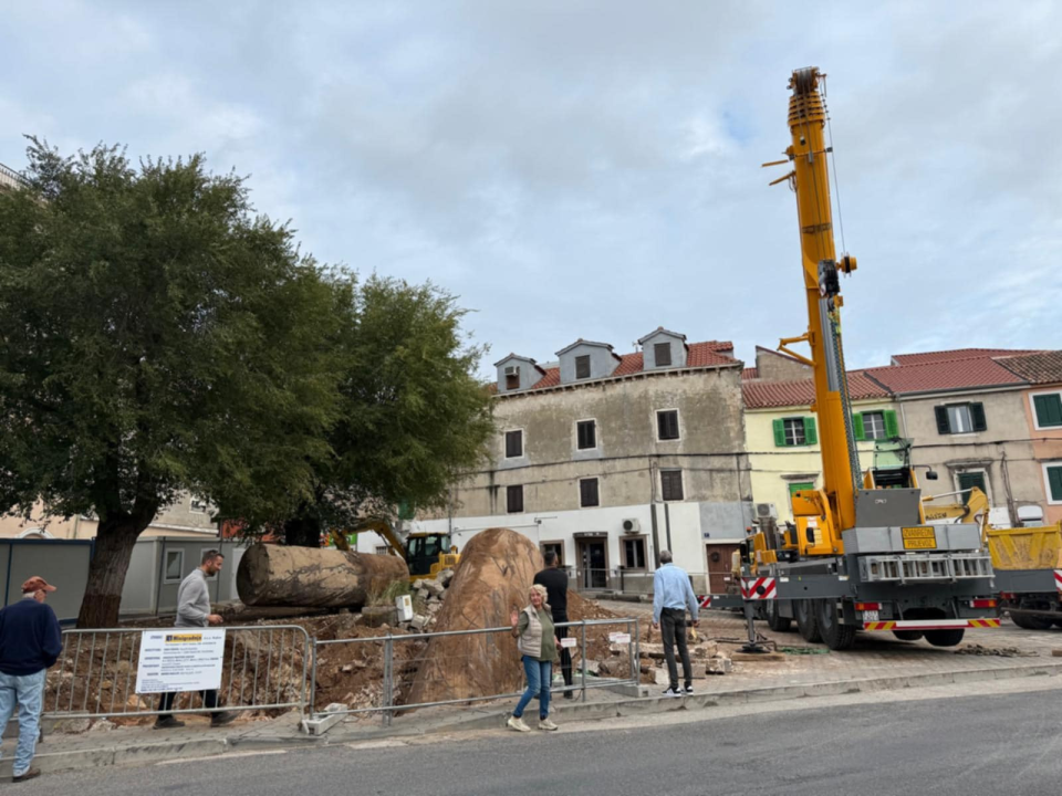 Ispod Vanjskog otkriveni i uklonjeni spremnici goriva stare benzinske pumpe