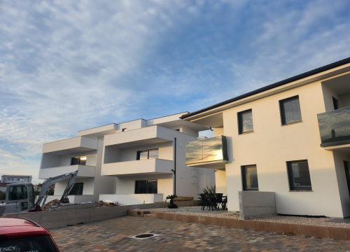 Prodaje se moderan stan s vrtom u Vodicama – novogradnja u mirnoj ulici blizu centra!