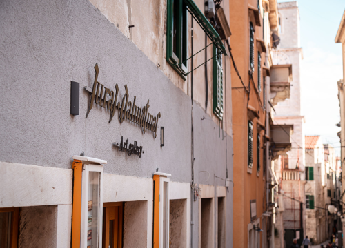 Fotografija 49 - FOTO Modni raj u Šibeniku: Otkrijte ekskluzivne kolekcije hrvatskih dizajnera u Galeriji Juraj Dalmatinac!